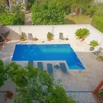 Odesa With Shared Pool Apartment *