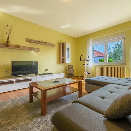 Odesa With Shared Pool דירה