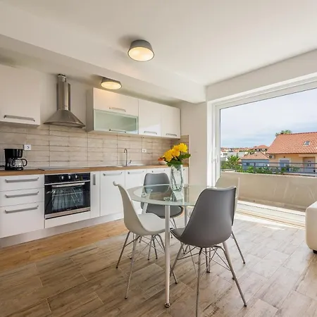 Odesa With Shared Pool דירה