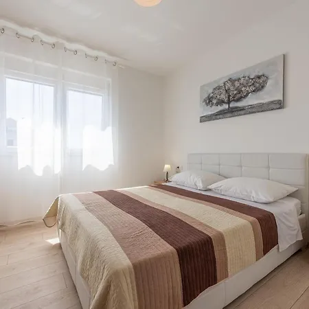 Odesa With Shared Pool דירה זאדאר