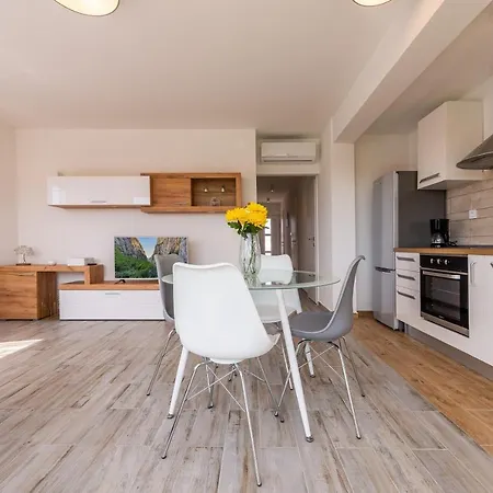 Odesa With Shared Pool דירה זאדאר