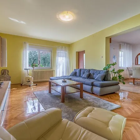 Apartment Odesa With Shared Pool *