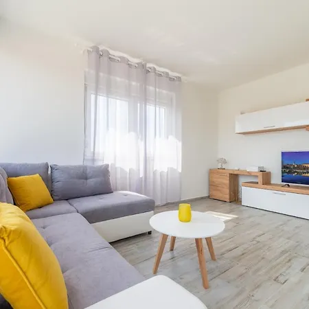 Odesa With Shared Pool Apartment Zadar