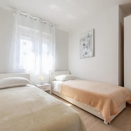 Apartment Odesa With Shared Pool Zadar