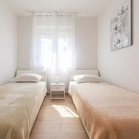 Apartamento Odesa With Shared Pool Zadar
