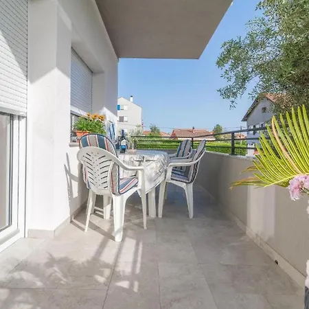 Odesa With Shared Pool Apartment *