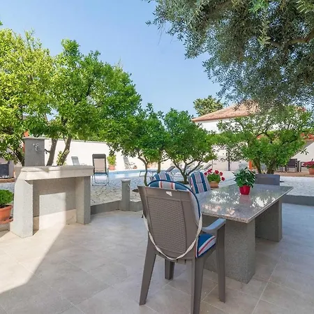 Odesa With Shared Pool Apartment Zadar
