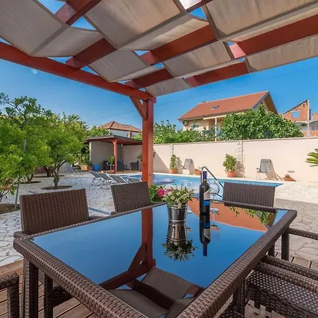 Apartment Odesa With Shared Pool Zadar