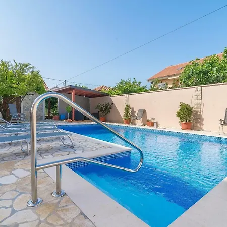 Apartment Odesa With Shared Pool Zadar